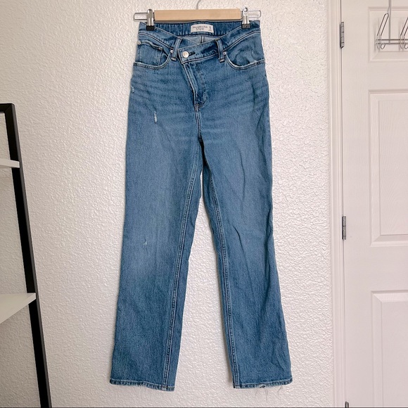 Abercrombie & Fitch Ultra High Rise 90s Straight Jean - Picture 1 of 5